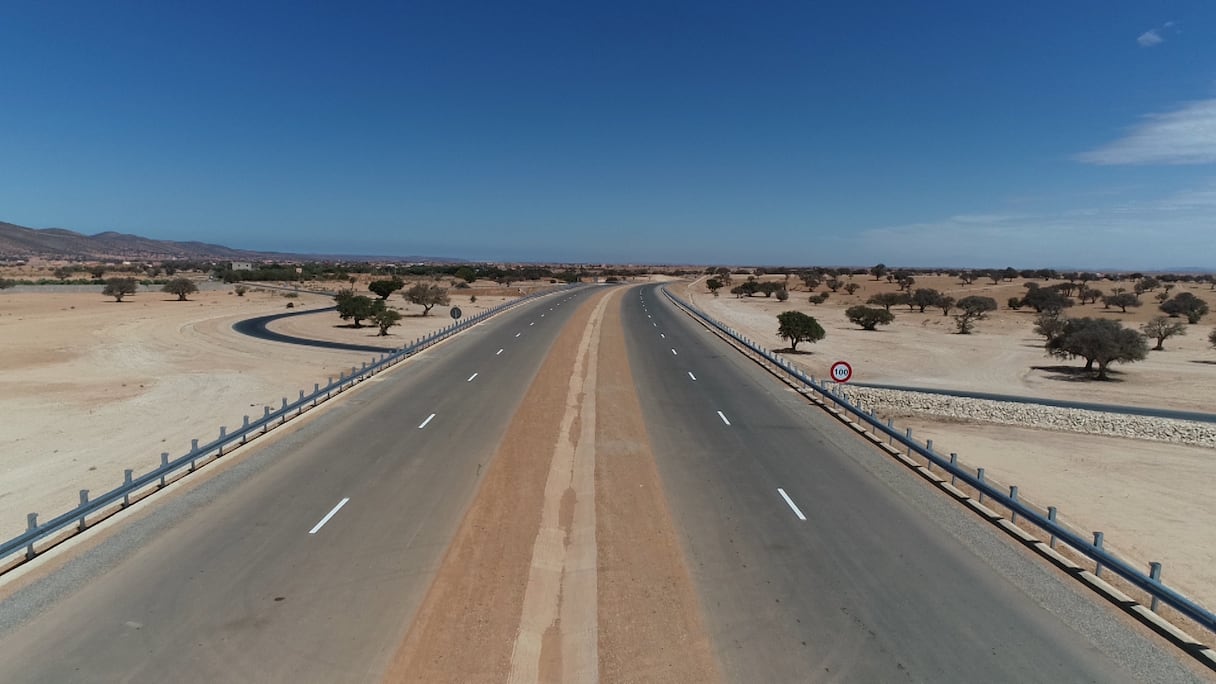 رؤية ملك وتنمية وطن : الطريق السريع تيزنيت-الداخلة.. شريان تنموي يربط جنوب المملكة بوسطها وشمالها