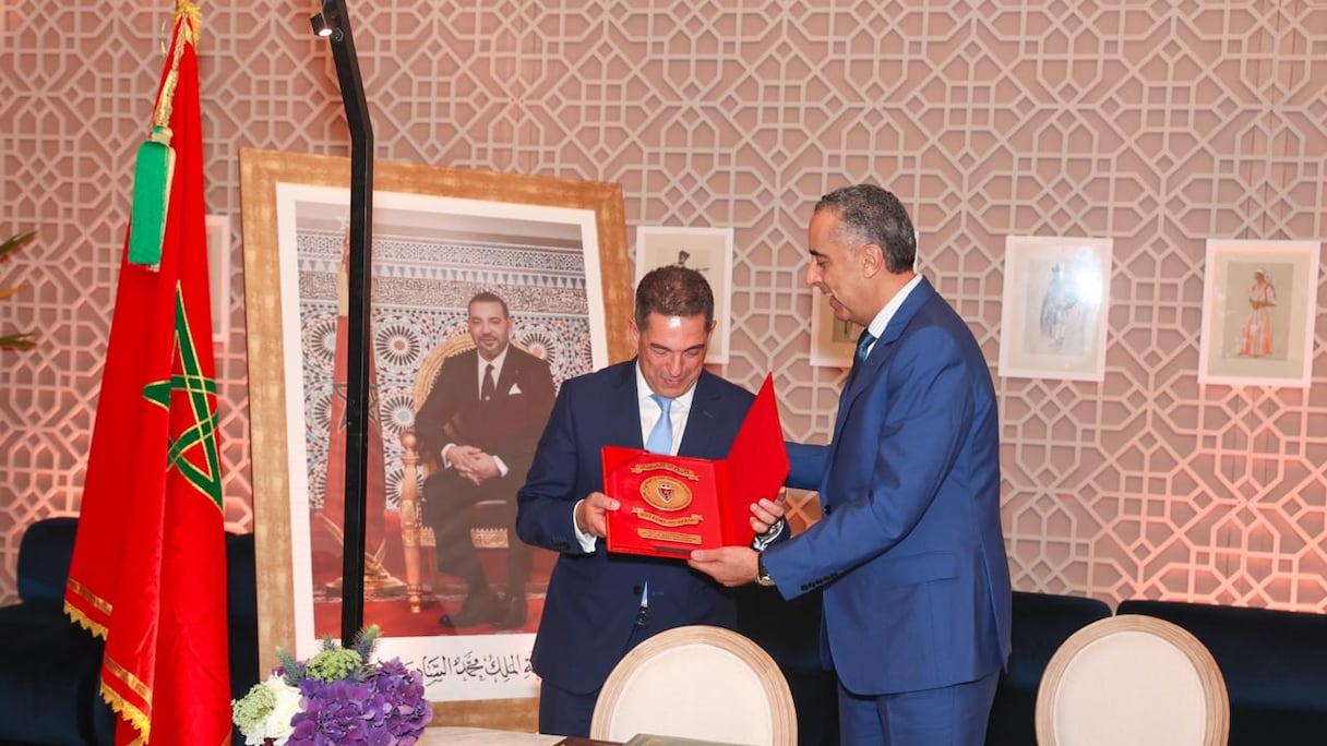 المدير العام للأمن الوطني ولمراقبة التراب الوطني عبد اللطيف حموشي مع والي جهة سوس ماسة سعيد أمزازي خلال توقيع اتفاقية إطار بين الأمن ومجموعة العمران وولاية جهة سوس ماسة