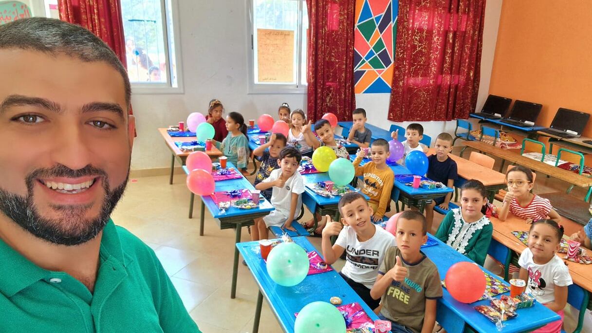 أستاذ يستقبل تلاميذه بطريقته الخاصة