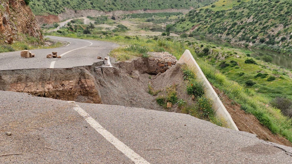 حفرة خطيرة بالطريق المؤدية إلى سد الدورات