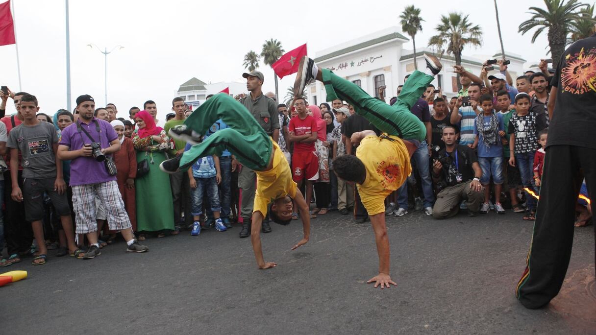 عروض بهلوانية تشد انتباه الجمهور في مهرجان جوهرة الحياة