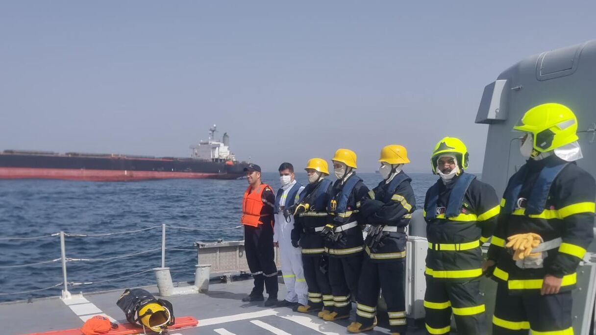 فرق تابعة للبحرية الملكية تتدخل لمساعدة سفينة شحن منكوبة بالجرف الأصفر