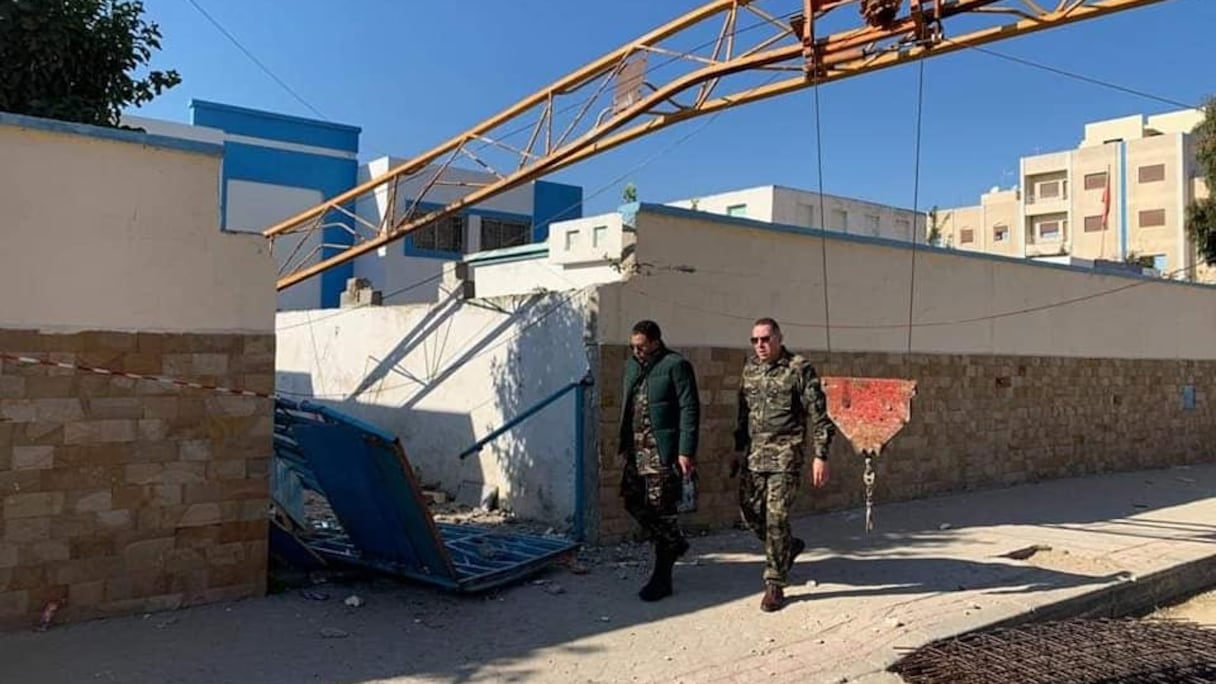 سقوط رافعة على مدرسة بمارتيل.. السلطات المحلية تحل مكان الحادث