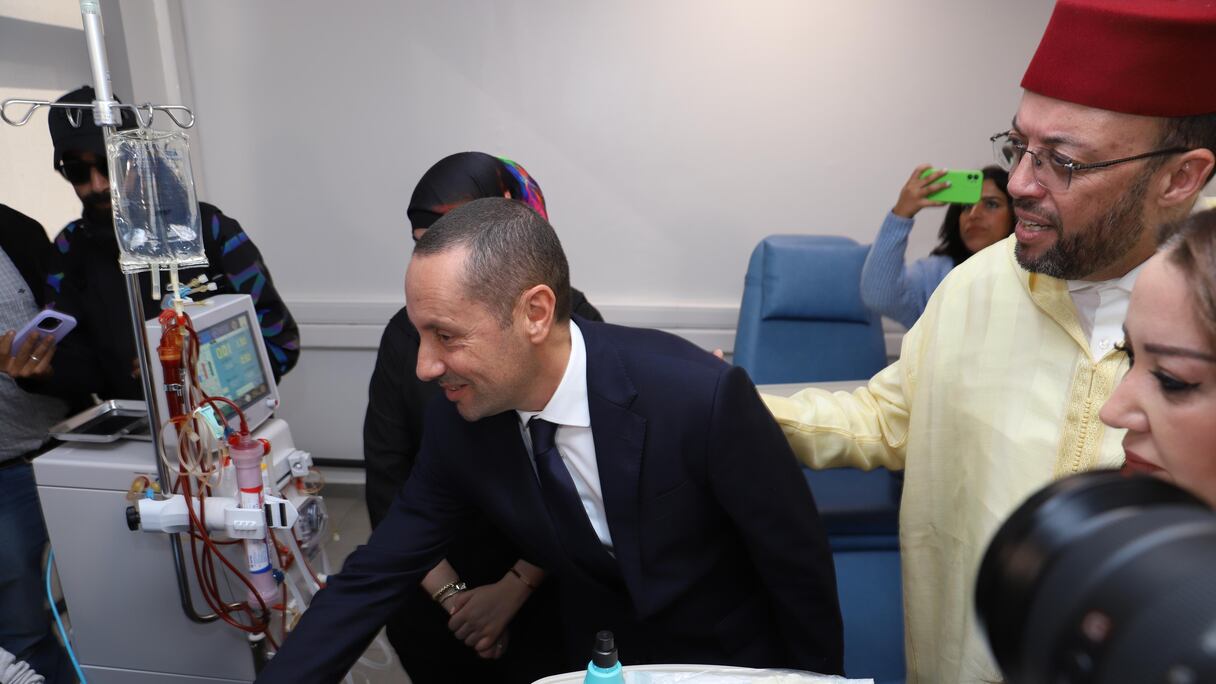 وزير الصحة والحماية الاجتماعية أمين التهراوي، رفقة والي جهة الدار البيضاء سطات، وعمدة الدار البيضاء خلال افتتاح مركز جديد لتصفية الدم بالدار البيضاء.