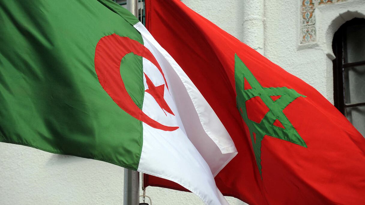 Les drapeaux du Maroc et de l'Algérie.