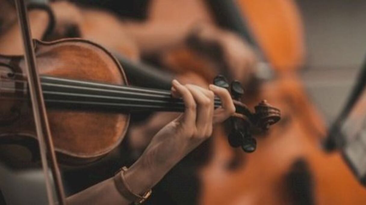 العزف على آلة الكمان