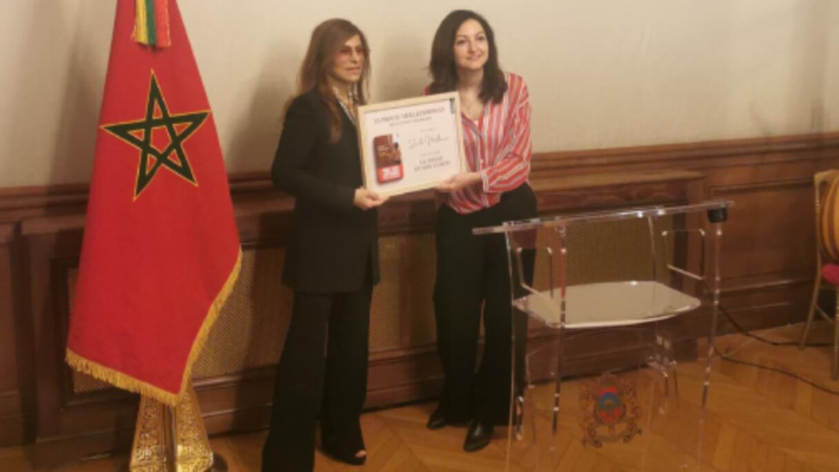 الكاتبة المغربية زينب مكوار وسفيرة المغرب بباريس، سميرة سيطايل
