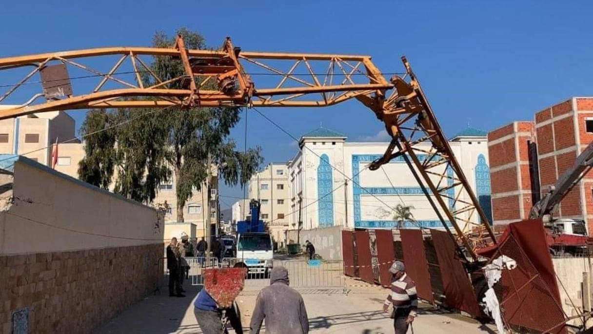 سقوط رافعة على مدرسة بمارتيل