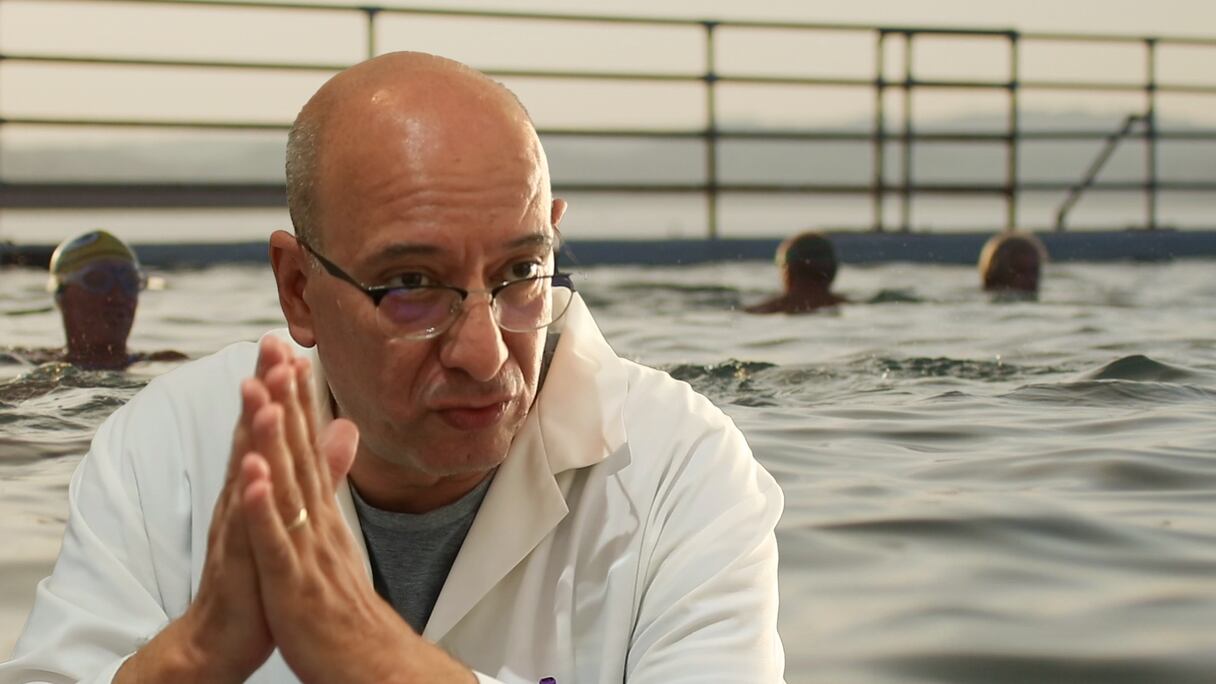 طبيب يكشف أهمية السباحة لمحاربة نوبات الربو