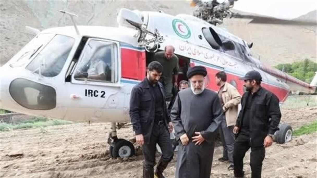 Le président iranien Ebrahim Raisi devant l'hélicoptère qui le transportait ce dimanche 19 mai, peu auparavant sa disparition.