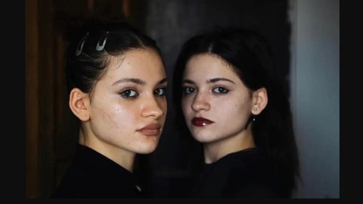 صورة للشقيقتين "إيمي" و"أنو" من فيسبوك (ميتا)