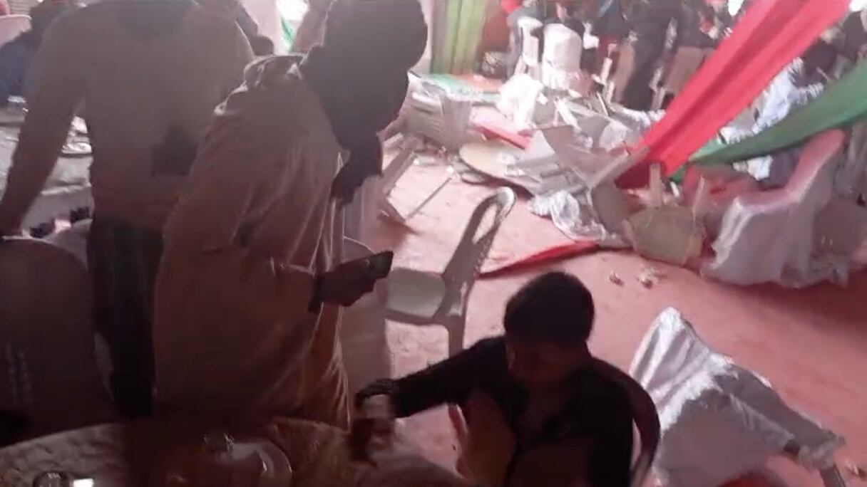 Lors de l'attaque terroriste menée par le Polisario contre une cérémonie célébrant la Marche verte à Mehbès, au Sahara marocain, samedi 9 novembre 2024. (Capture d'écran).