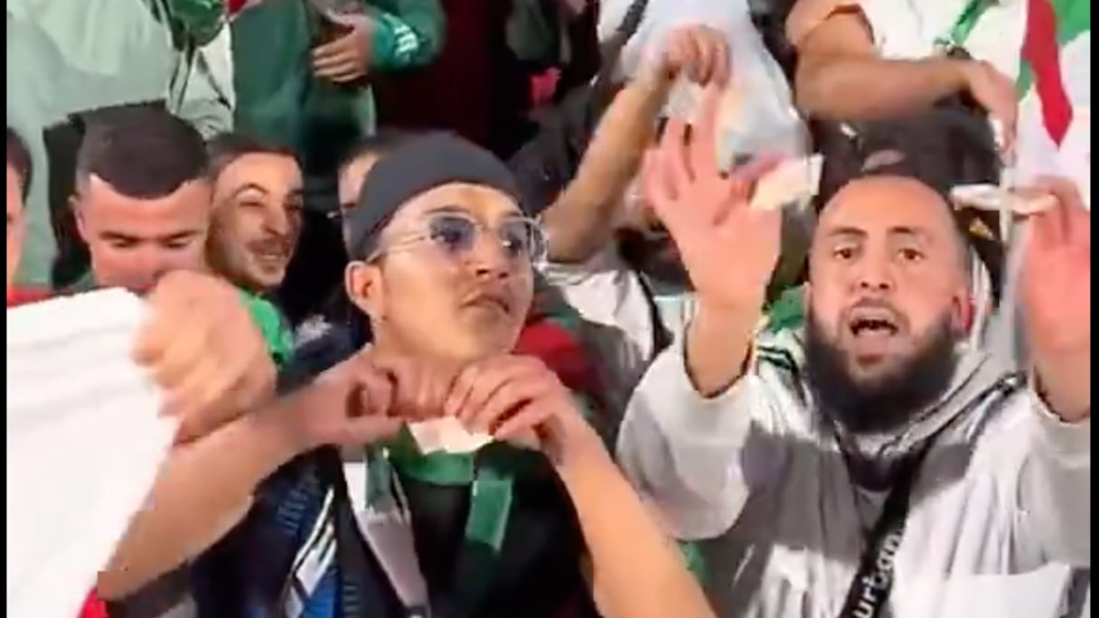 Un supporter algérien filmé en train de déchirer des billets de banques marocains à l'issue de la défaite de l'Algérie contre le Nigeria lors de la CAN 2025. Capture d'écran.