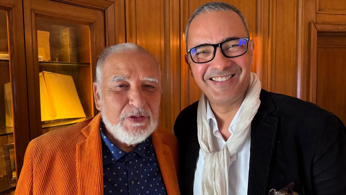 L’écrivain Kamel Daoud, lauréat du Prix Goncourt 2024, en compagnie de Tahar Ben Jelloun, membre du Jury, au restaurant Le Drouant à Paris après l’attribution du Prix Littéraire.