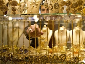 صورة تعبيرية لتاجر يعرض مجوهرات ذهبية للبيع