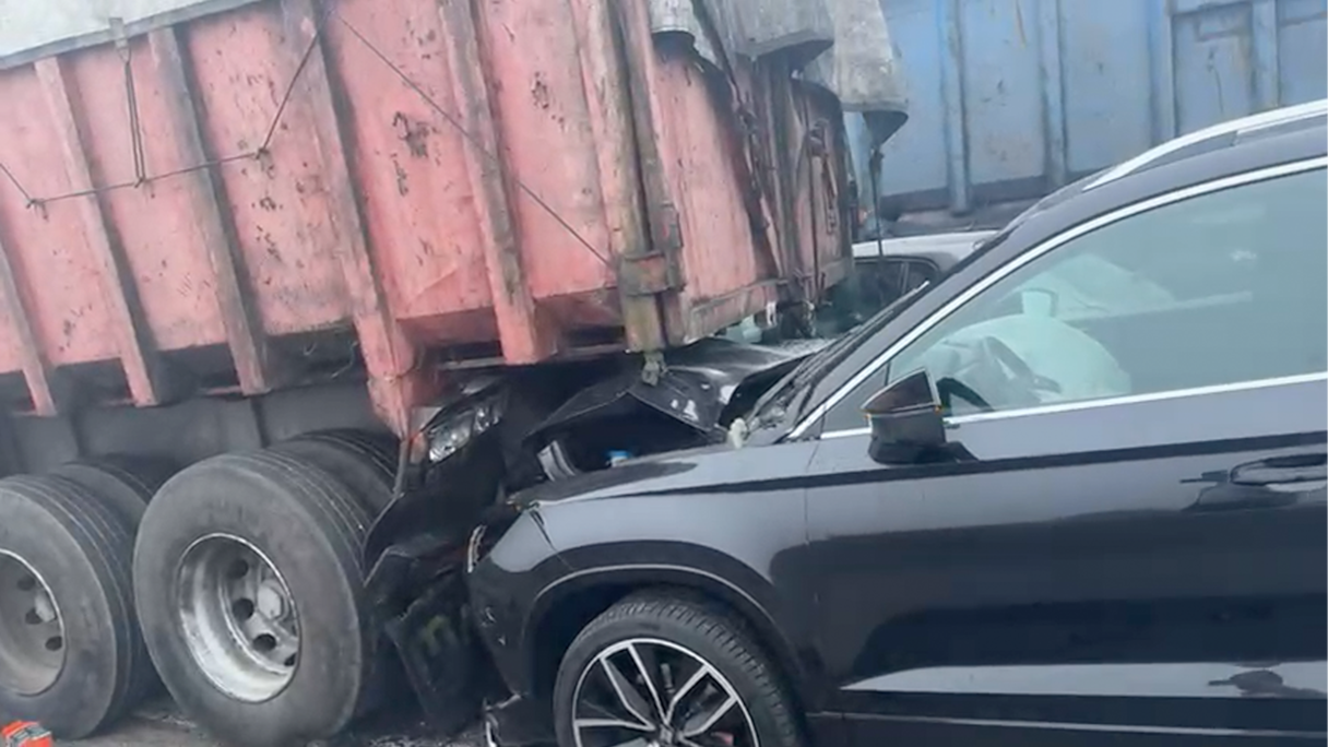 شهد الطريق السيار الرابط بين الدار البيضاء والجديدة ،صباح اليوم الجمعة، حادثة سير مروعة بين عدد كبير من الشاحنات والسيارات مما أدى إلى توقف حركة السير وتعطل حركة المرور بشكل كامل في الاتجاهين.