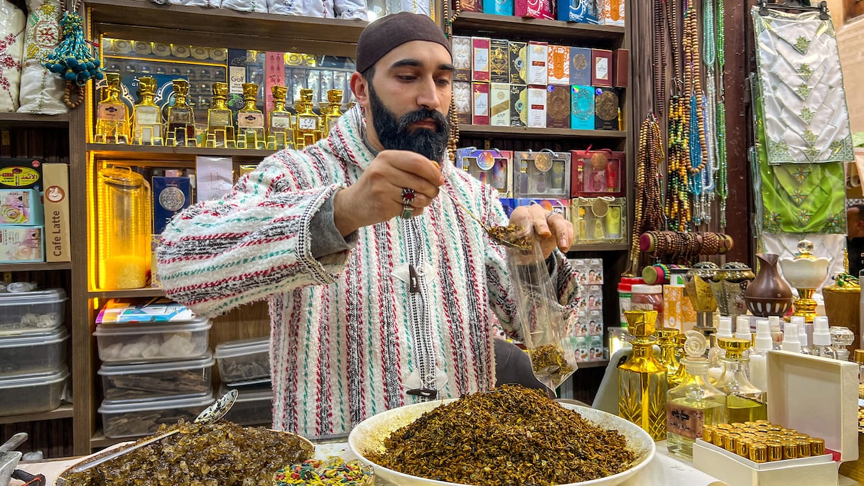 أسواق فاس البالي تنتعش بروائح البخور ونكهات الحلويات ليلة عيد الفطر