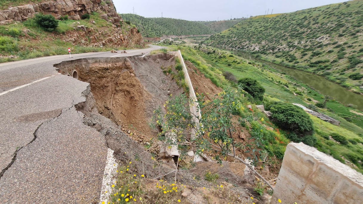 حفرة خطيرة بالطريق المؤدية إلى سد الدورات