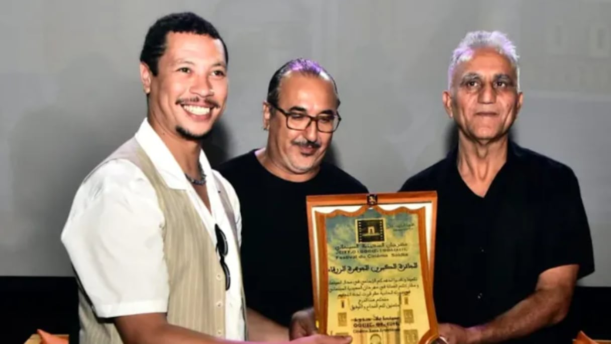 أيوب كريطع أثناء استلامه الجائزة الكبرى لمهرجان السعيدية