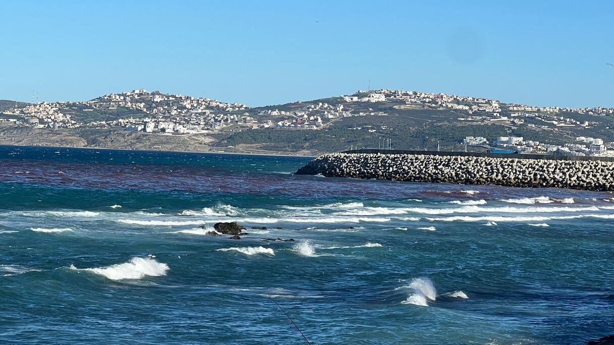 تغير لون مياه شاطئ مرقالة بطنجة