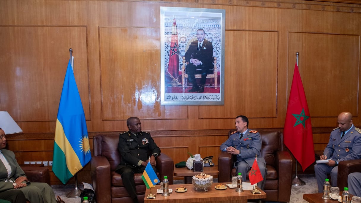 المفتش العام للقوات المسلحة الملكية يجري مباحثات مع رئيس أركان القوات البرية الرواندية