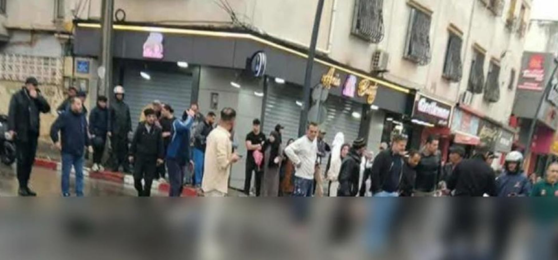 Les corps des deux kamikazes tués par les forces de l'ordre à Blida, en Algérie, lundi 13 avril 2026.