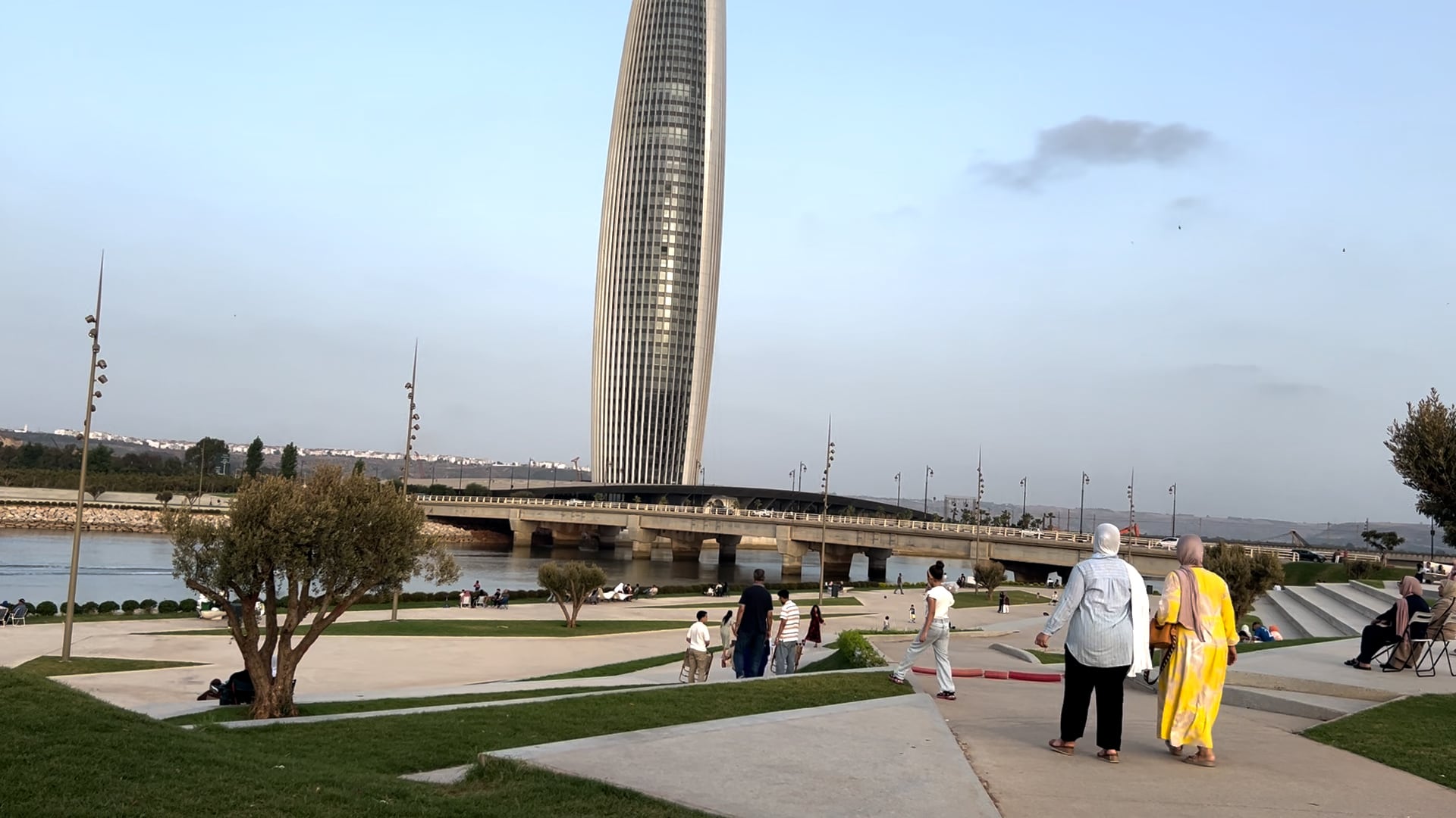 ملاذ من موجة الحرارة.. الفضاءات الخضراء لبرج محمد السادس تخطف أنظار الزوار