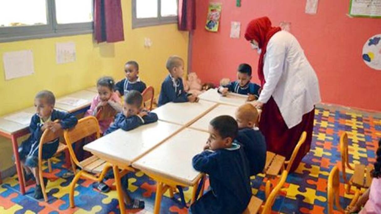 مربية تدرس تلاميذ التعليم الأولي