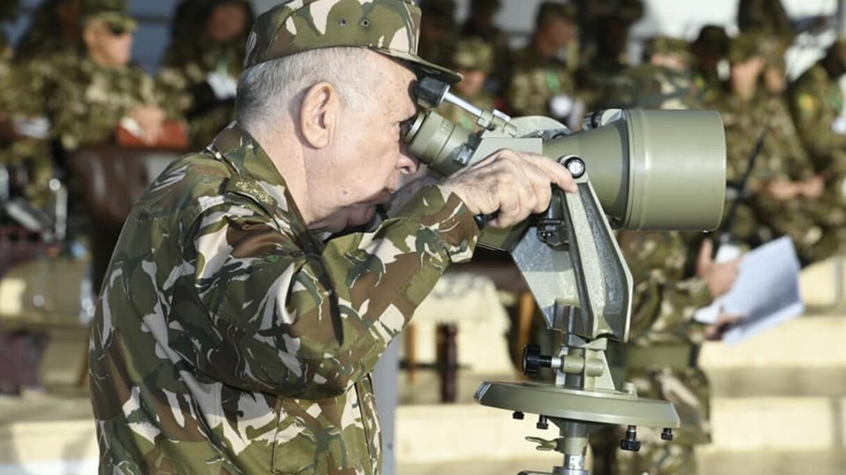 Lors d'un exercice militaire de l'armée algérienne supervisé par Saïd Chengriha, chef de l'ANP.