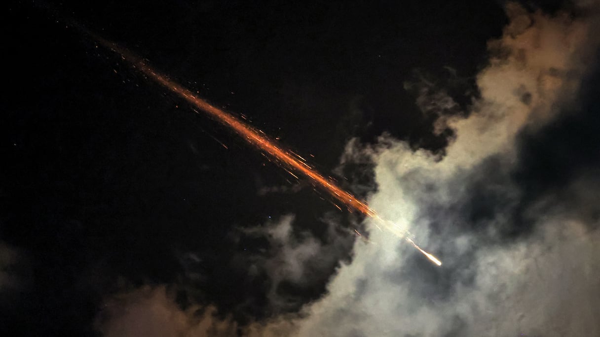 Cette photo montre des projectiles interceptés par Israël près de la ville de Baqa al-Gharbiya, dans le nord du pays, le 1er octobre 2024.