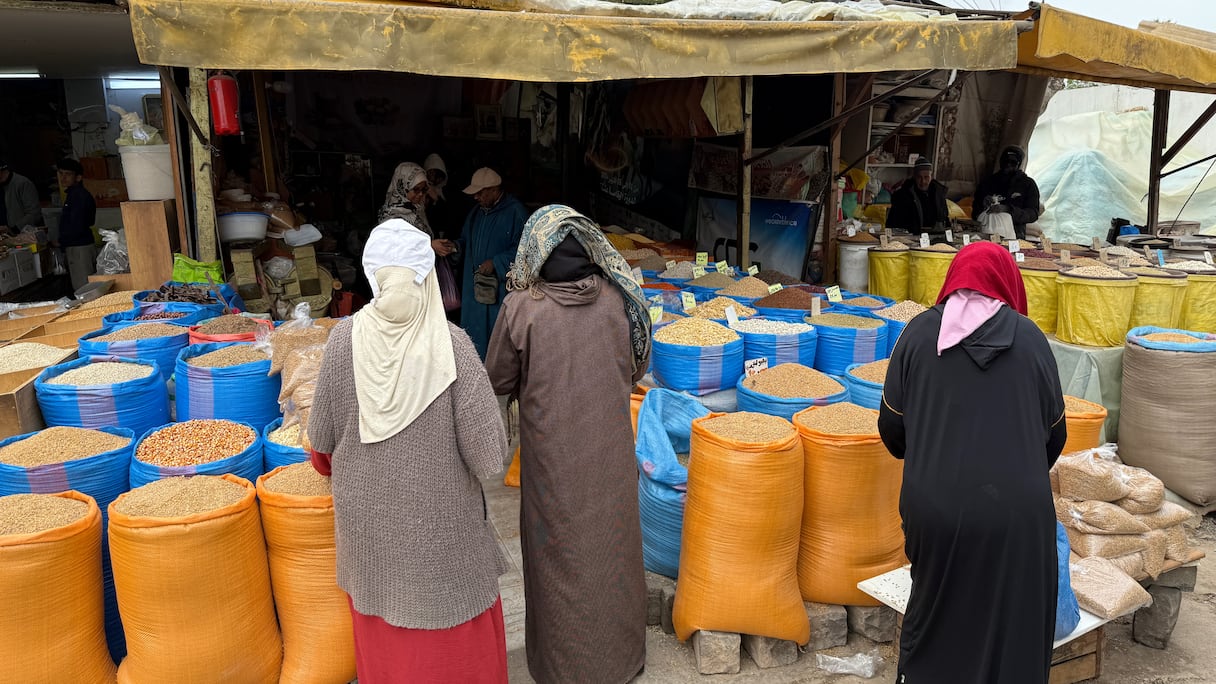 مغاربة يتشبتون بإخراج زكاة الفطر بالحبوب والقطاني