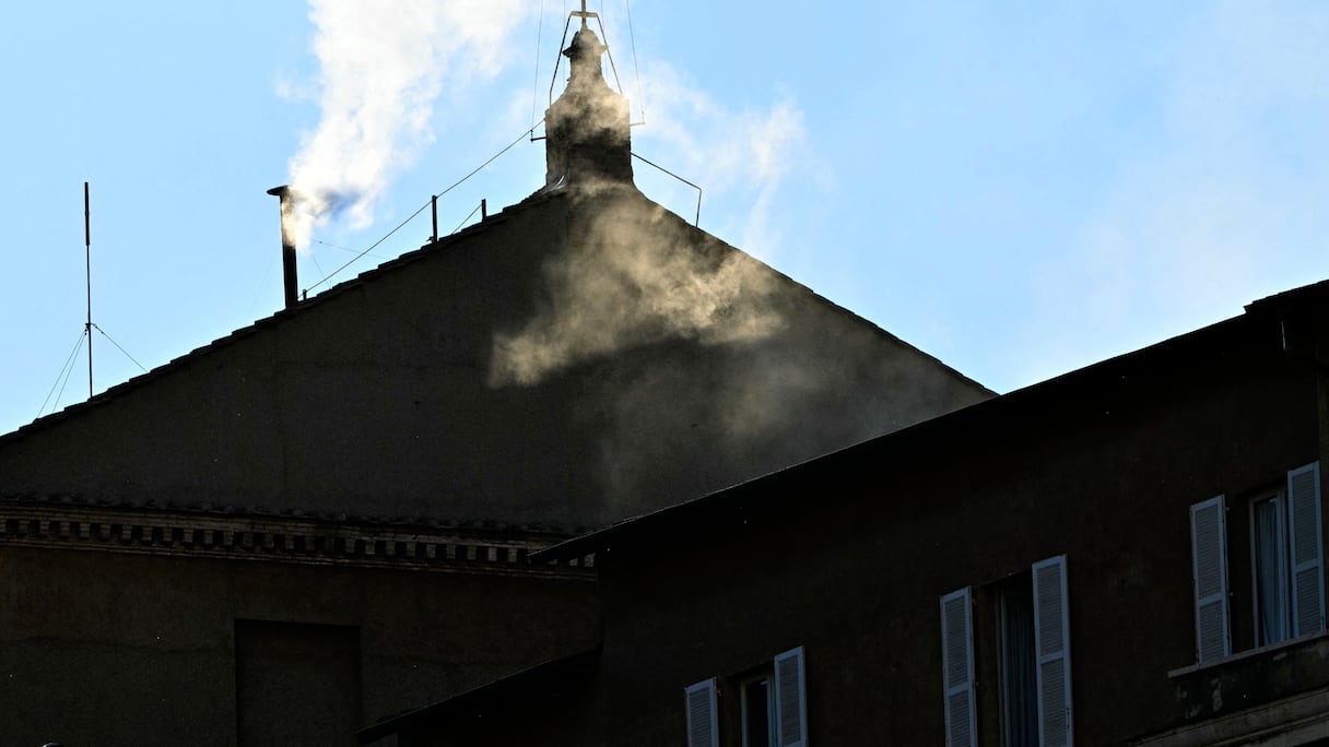Une fumée blanche s’élevant de la cheminée de la chapelle Sixtine, signalant que les cardinaux ont élu un nouveau pape lors de leur conclave au Vatican, le 8 mai 2025.