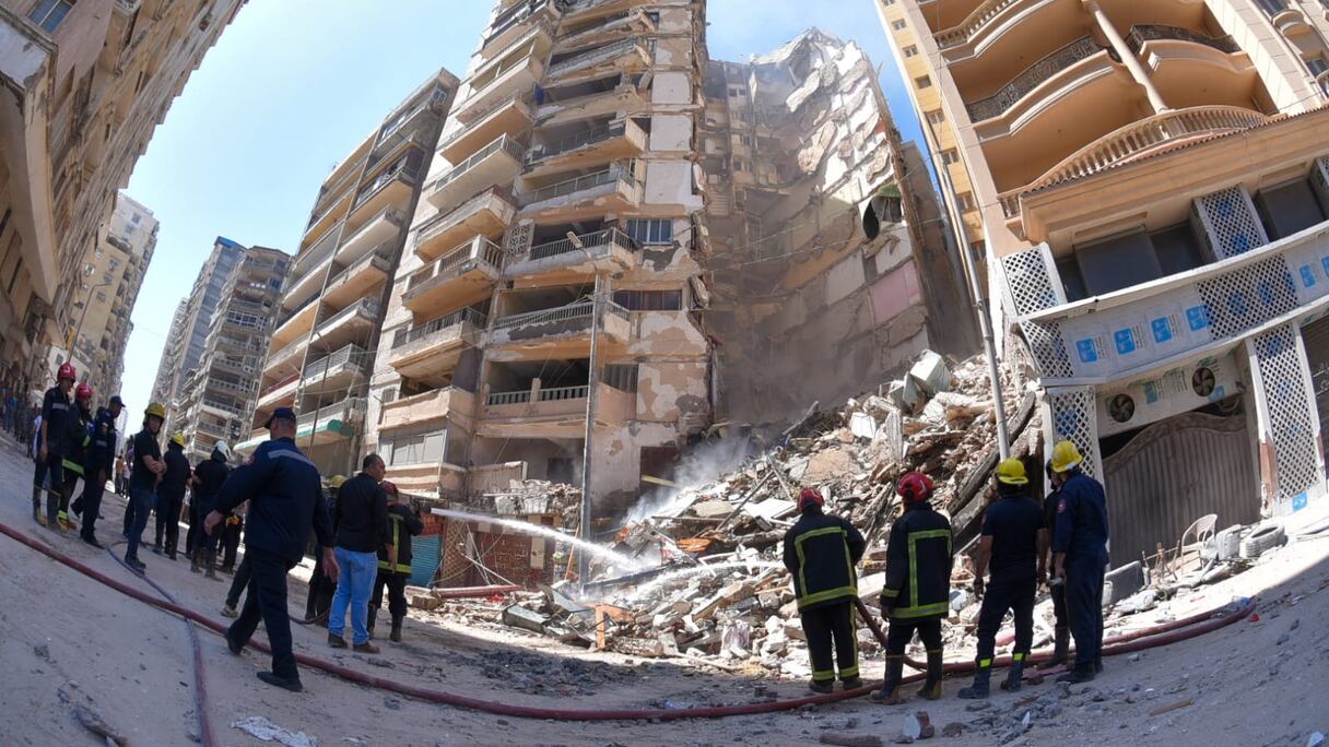 انهيار مبنى مكون من 13 طابقا في الإسكندرية