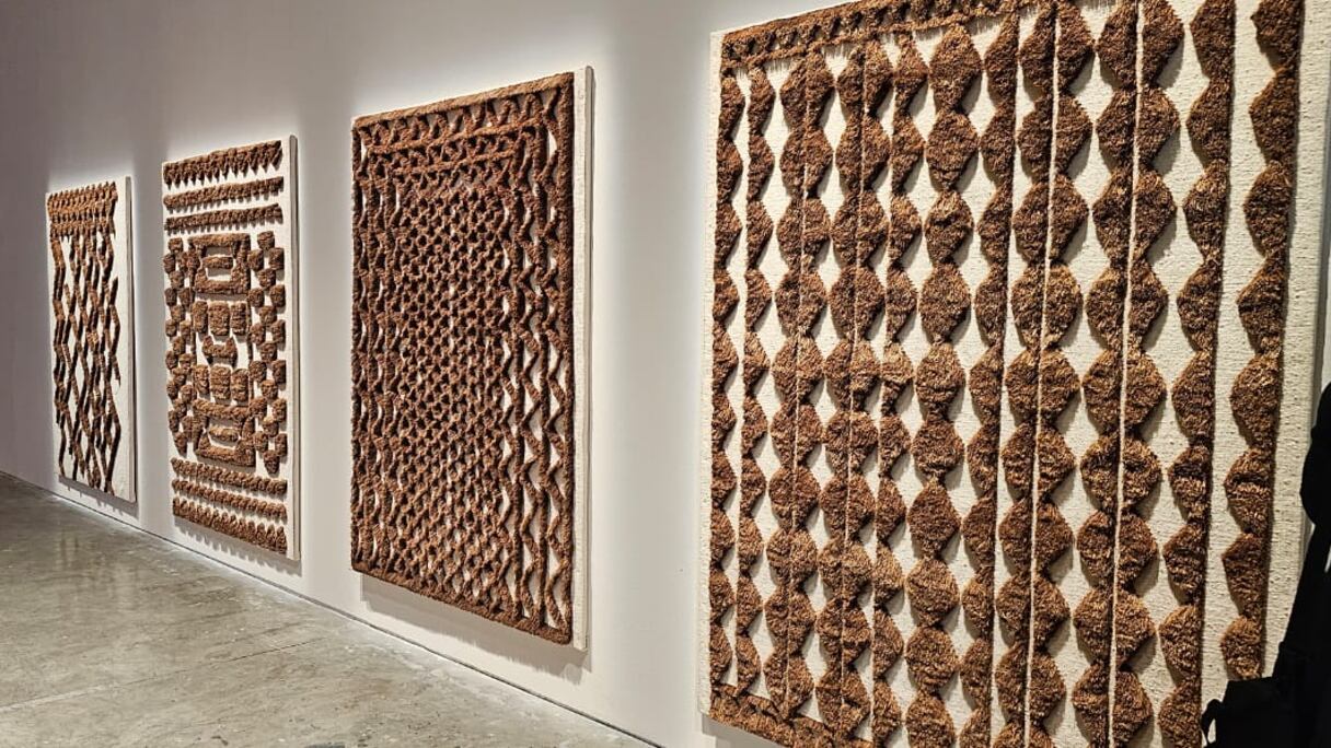 عمل فني للفنانة المغربية أمينة أكزناي، بالتعاون مع تعاونية تكسموض، وهو عبارة عن 4 بوابات نموذجية في الهندسة المعمارية للقصار، وهي قرية أمازيغية في تكسموضين.