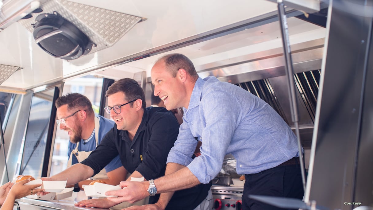 الأمير ويليام يبيع البورغر