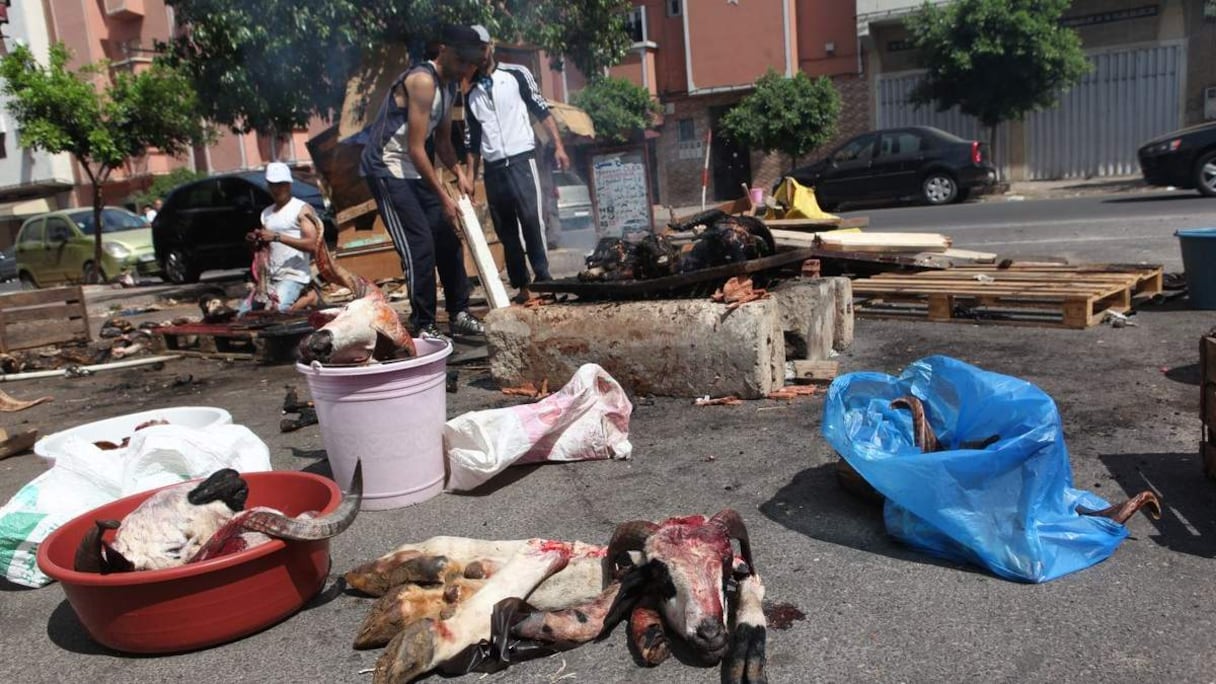 تتحول أزقة وشوارع بعض المدن إلى "أفران" متخصصة في شي الرؤوس وقوائم أضاحي العيد