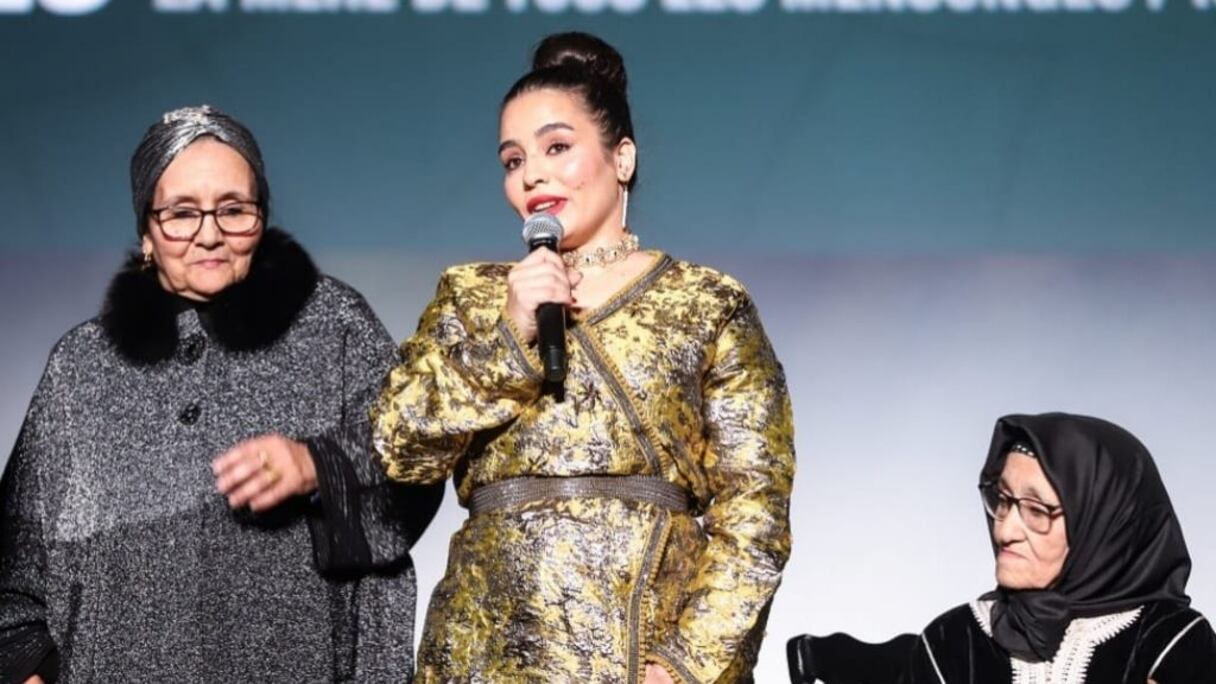 أسماء المدير مع جدتها ووالدتها