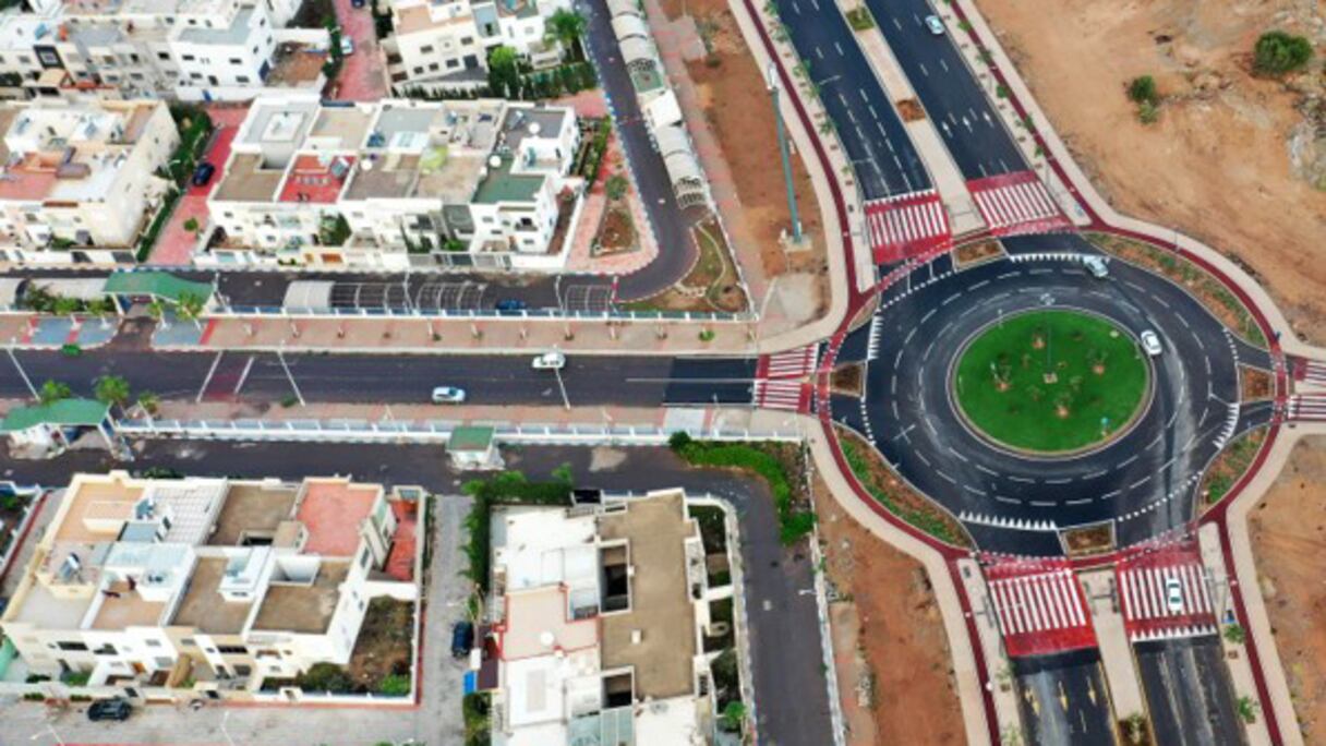 كلَّف إنجازه 32 مليار..شاهد الحلة الجديدة لشارع شرق غرب بمدينة أكادير