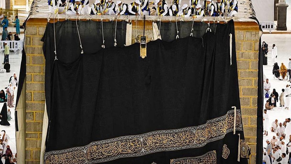 عملية استبدال كسوة الكعبة المشرفة
