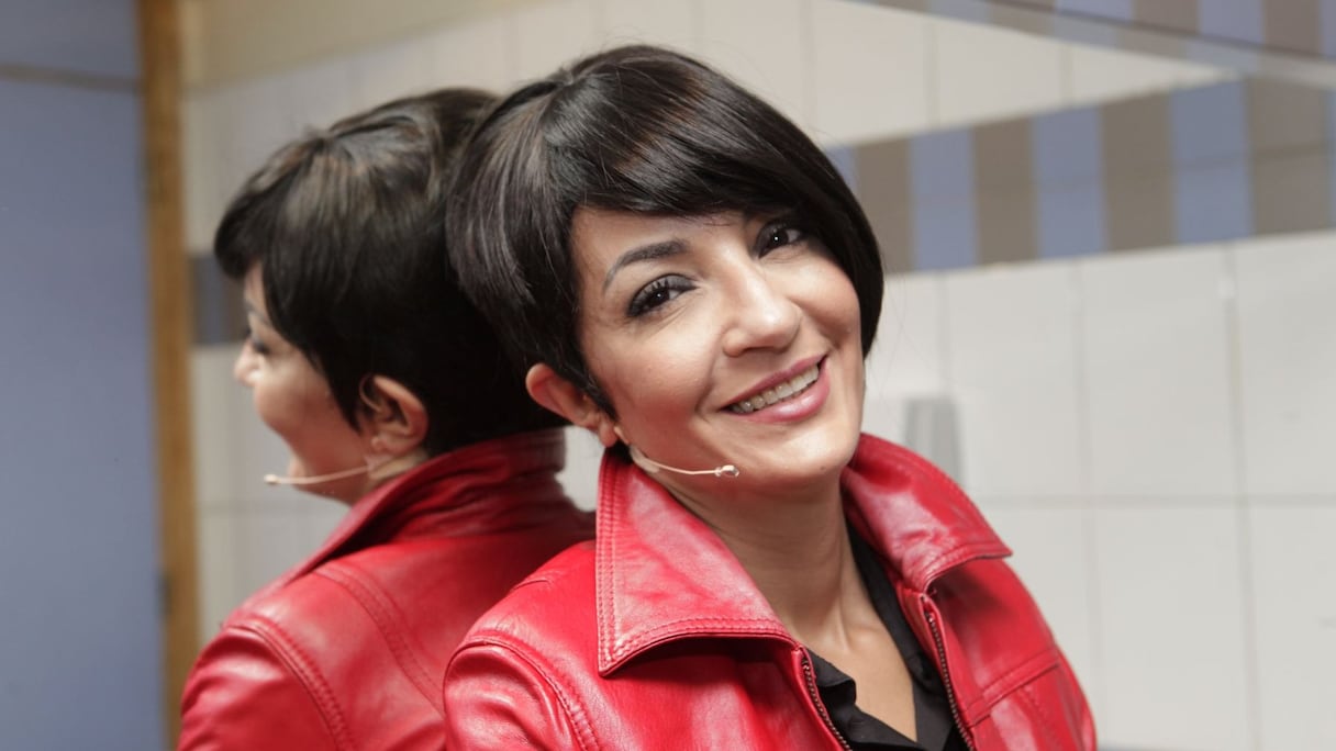 دقائق قليلة قبل بدء العرض، الضغط يرتفع، والجمهور على أهبة الاستعداء لملاقاة حنان.