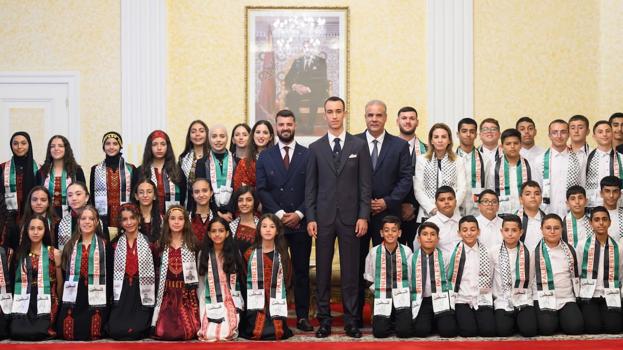 Le prince héritier Moulay El Hassan, au Palais royal à Tétouan, avec les enfants maqdessis participant à la 15ème édition des colonies de vacances organisées par l’Agence Bayt Mal Al-Qods Acharif.