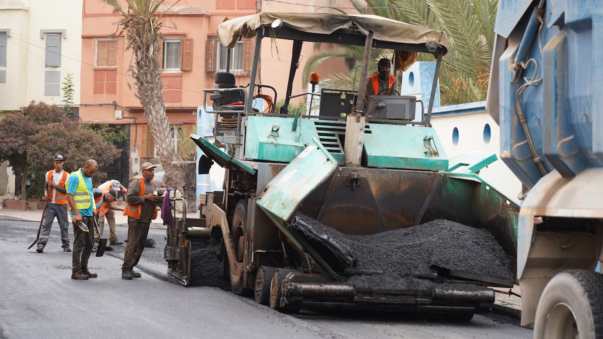 أشغال إعادة تهيئة شوارع وأزقة الحي الحسني تتواصل بوتيرة متسارعة