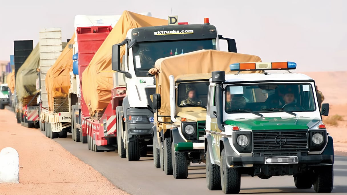 La transporteur européen pktruks (Pays-Bas), acheminant via des camions lourds du matériel et des blindés de l'armée algérienne...En Algérie.