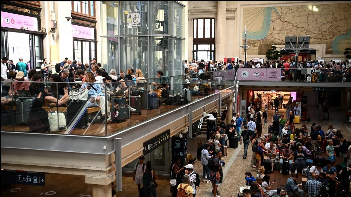 مسافرون في محطة قطار بوردو سان جان تقطعت بهم السبل