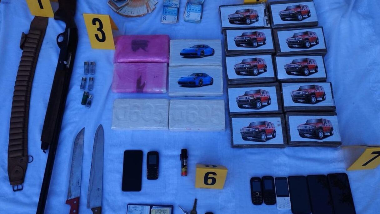 Une partie de la cocaïne et des armes saisies lors de l'opération de Nador.