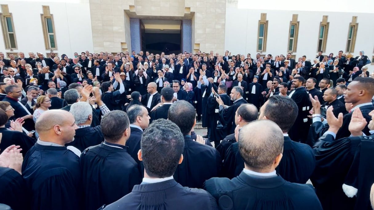 Les membres du Conseil de l’Ordre des avocats au barreau de Casablanca protestent contre les nouvelles mesures fiscales du Projet de loi de finances de l'exercie 2023, et tiennent un sit-in devant le Tribunal de la famille, quartier d'El Oulfa.