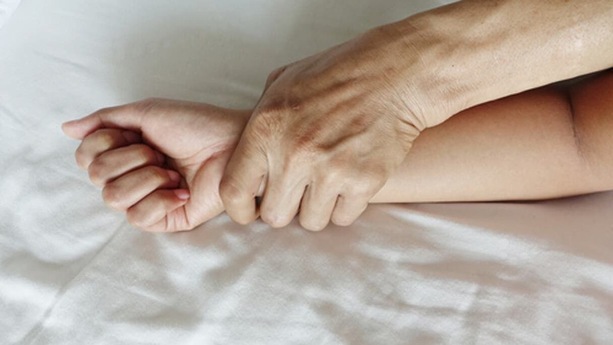 مشهد تعبيري لاغتصاب امرأة