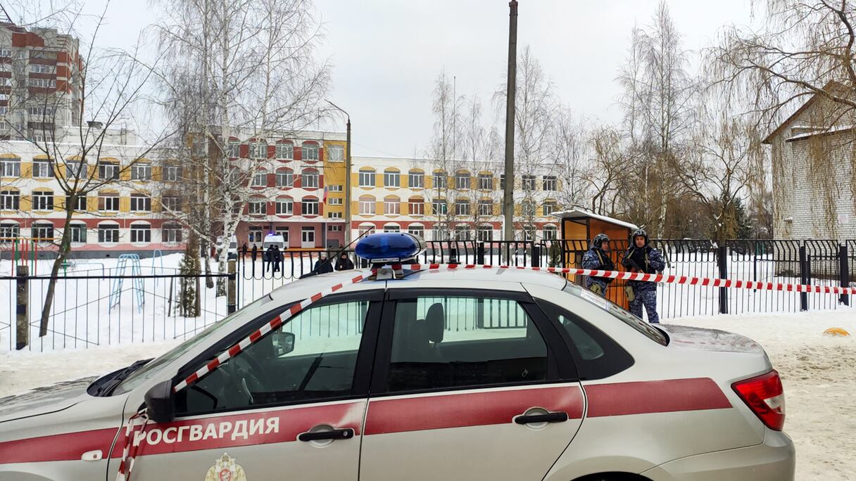 شرطة روسية من موقع إطلاق النار في مدينة بريانسك قرب الحدود الأوكرانية (AFP)