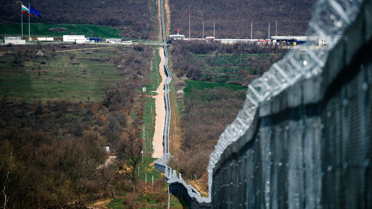 صورة تم التقاطها في 17 مارس، 2016، تظهر سياج الأسلاك الشائكة على الحدود البلغارية التركية بالقرب من قرية ليسوفو البلغارية.