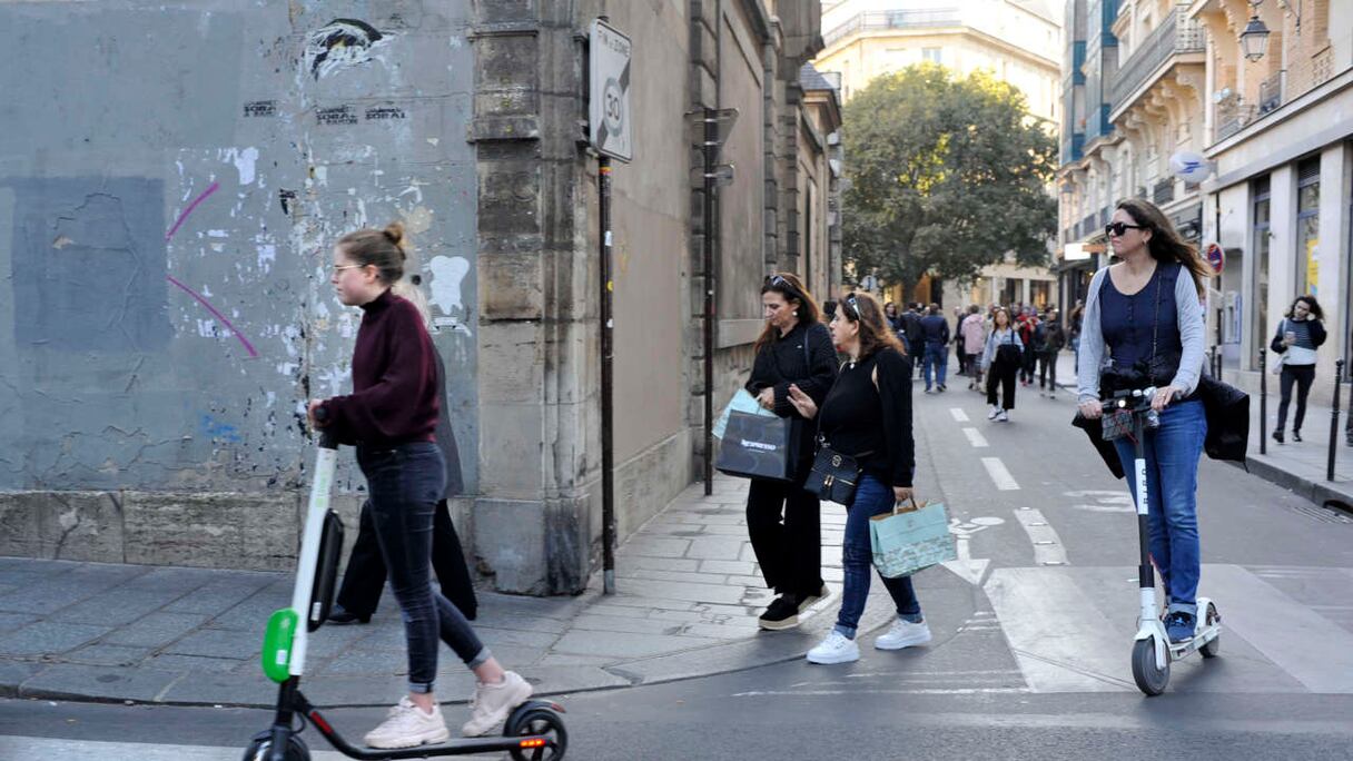 شابتان تمتطيان تروتينيت كهربائية